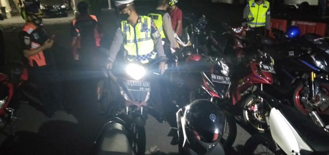 Polisi merazia kendaraan yang menggunakan knalpot bising di Solo