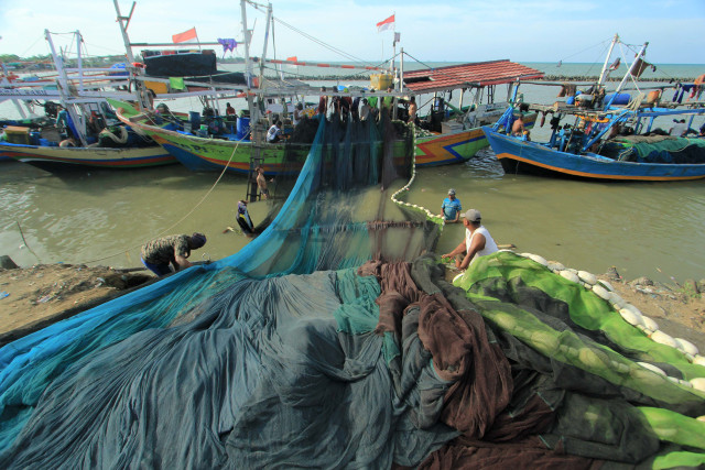 Sejumlah nelayan menyiapkan alat tangkap pukat untuk persiapan melaut pelabuhan Glayem, Juntinyuat, Indramayu, Jawa Barat, Jumat (25/12/2020). Foto: Dedhez Anggara/ANTARA FOTO