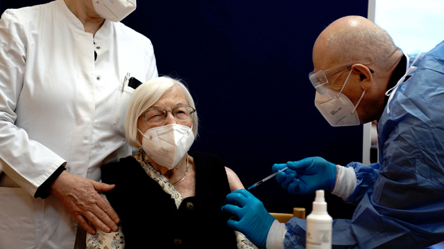 Gertrud Haase, wanita berusia 101 tahun, menerima vaksin Pfizer / BioNTech COVID-19 di panti jompo Agaplesion Bethanien Sophienhaus di Berlin, Jerman, Minggu (27/12). Foto: Kay Nietfeld/Pool via Reuters