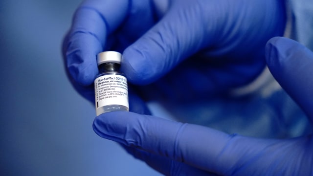 Ilustrasi vaksin corona Pfizer-BioNTech.
 Foto: Kay Nietfeld/Pool via Reuters