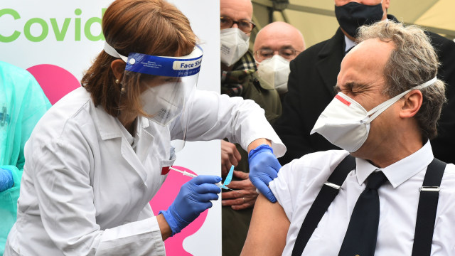 Italia memulai vaksinasi COVID-19. Foto: Massimo Pinca/REUTERS