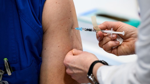 Staf rumah sakit menerima vaksin Pfizer / BioNTech COVID-19 di panti jompo Agaplesion Bethanien Sophienhaus di Berlin, Jerman, Minggu (27/12). Foto: Kay Nietfeld/Pool via Reuters