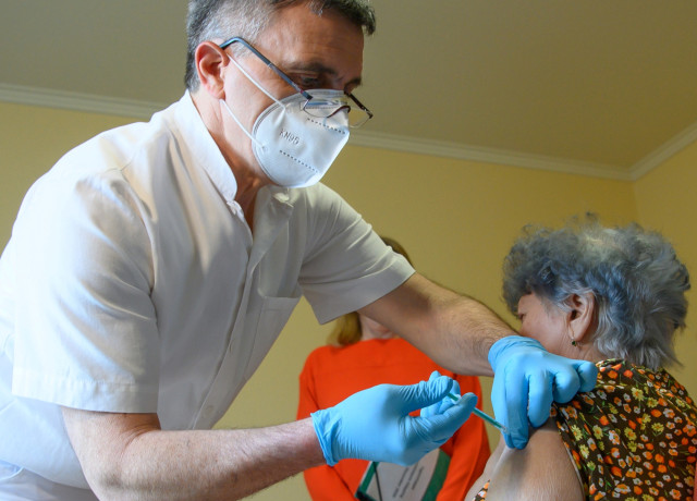 Seorang lansia menerima vaksin Pfizer / BioNTech COVID-19 di panti jompo Agaplesion Bethanien Sophienhaus di Berlin, Jerman, Minggu (27/12). Foto: Kay Nietfeld/Pool via Reuters