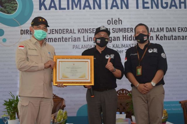 Sekda Kalteng Fahrizal Fitri saat menerima penghargaan dari KLHK yang diserahkan malalui Dirjen KSDAE, Wiratno, Minggu (27/12).﻿