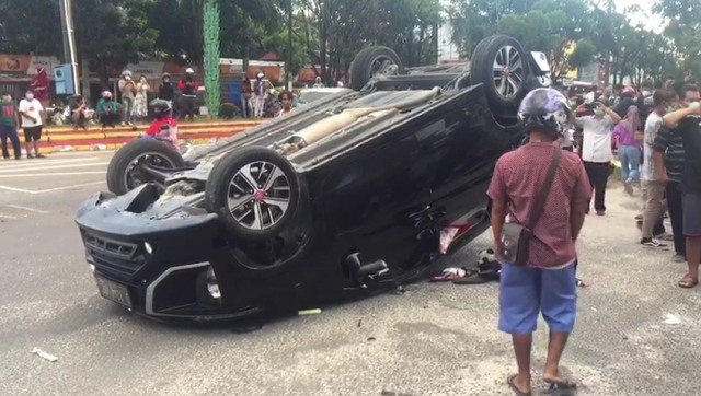 Kecelakaan di Pangkalan Bun: Mobil Fortuner Tabrak Xpander hingga Terbalik 