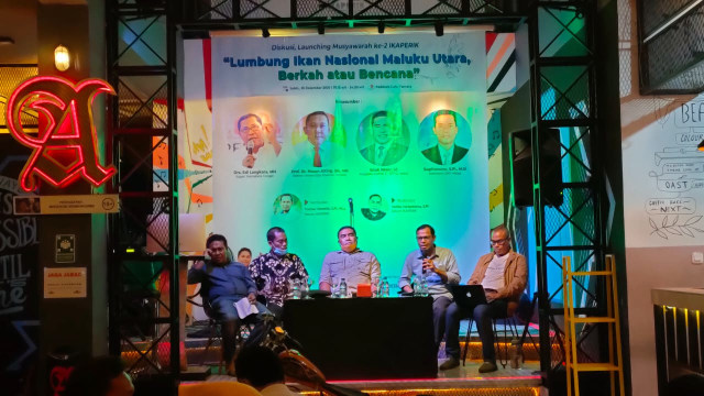 Dialog ‘Lumbung Ikan Nasional, Berkah atau Bencana’, yang digelar di Paddock Cafe, Sabtu (26/12). Foto: Rajif Duchlun/cermat