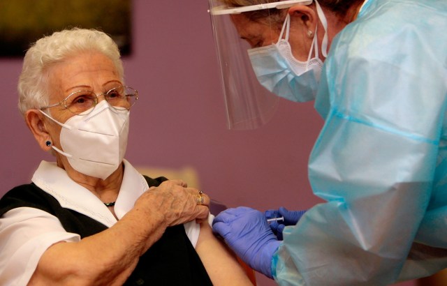 Araceli Hidalgo, 96, penduduk panti jompo Los Olmos untuk orang tua, menerima dosis pertama vaksin Pfizer-BioNTech Covid-19 pada 27 Desember 2020, di Guadalajara, Spanyol. Foto: Pepe Zamora / POOL / AFP