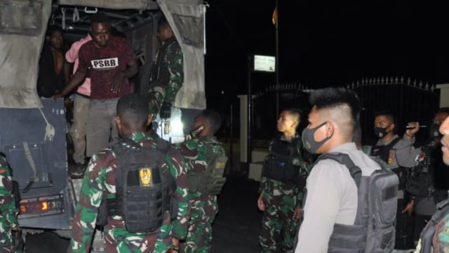 Pemabuk yang ditangkap dalam razia gabungan TNI Polri di Wamena, ibu kota Kabupaten Jayawijaya. (Dok Polda Papua)