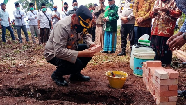 KAPOLDA Riau, Irjen Pol Agung Setya Imam Effendi, saat meletakkan baru pertama inisiasi pembangunan Pondok Pesantren Annas Hamalatul Quran, Mempura, Siak, Minggu (27/12/2020). 
