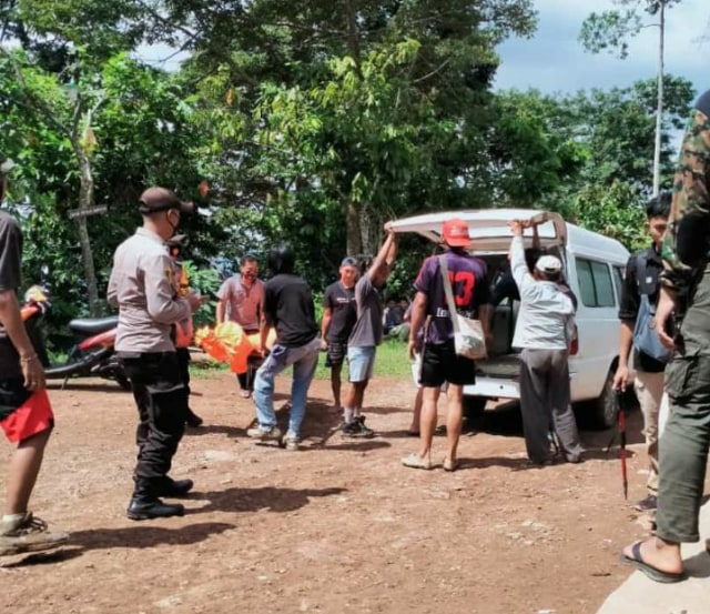 Proses evakuasi korban tewas di air terjun Gunung Betung Pesawaran, Minggu (27/12) | Foto : Istimewa