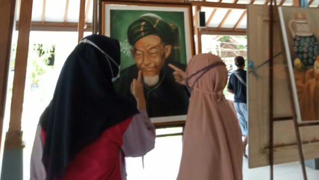 Pengunjung Sedang Mengamati Pameran lukisan dan keris di Aula Kecamatan Rogojampi-Banyuwangi