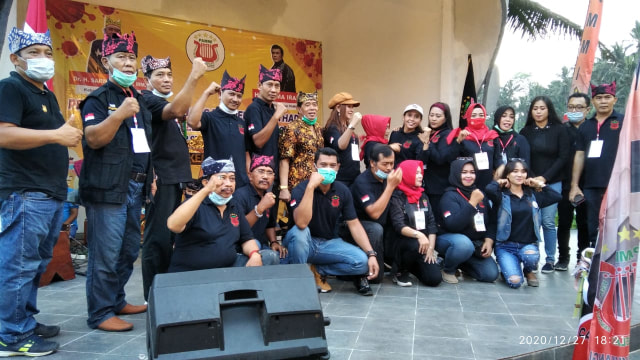 Pengurus PAMMI Banyuwangi Membagikan Hadiah Lomba Yel Yel Berantas COVID 19 di Patung Omprok Terbesar di Dunia Waroeng Kemarang