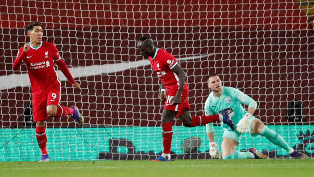 Selebrasi pemain Liverpool Sadio Mane usai mencetak gol ke gawang West Bromwich Albion pada pertandingan lanjutan Premier League di Anfield, Liverpool, Inggris. Foto: Clive Brunskill/Pool/REUTERS