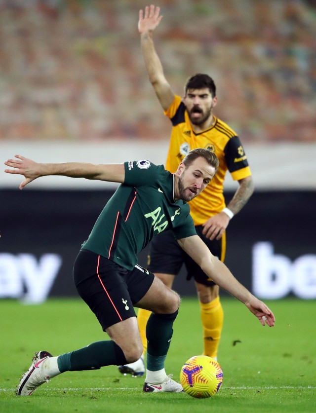 Pemain Tottenham Hotspur Harry Kane berebut bola dengan pemain Wolves pada pertandingan lanjutan Premier League Stadion Molineux, Wolverhampton, Inggris. Foto: Michael Steele/Pool via REUTERS