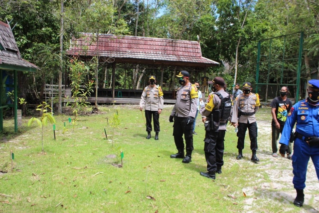 AKBP Devy Firmansyah saat berkunjung ke Tanjung Harapan. Foto: Humas Polres Kobar.