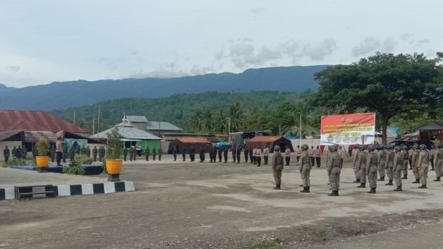 Suasana upacara kenaikan pangkat untuk perwira dan bintara Polda Sulteng di Pos Kotis Satgas III Tindak Operasi Tinombala di Desa Tokorondo, Kecamatan Poso Pesisir, Kabupaten Poso, Senin (28/12). Foto: Deddy/PaluPoso