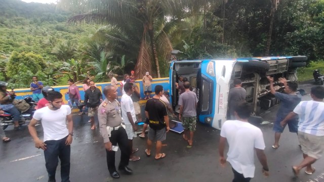 Sopir Bus Pariwisata yang Terbalik di Halmahera Barat Berpotensi Jadi Tersangka (269136)
