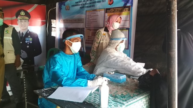Tampak sejumlah petugas medis tengah melakukan tapid test di rest area Tol Palikanci Cirebon. (Ciremaitoday)