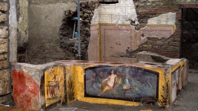 Kedai makanan kuno atau termopolium di Pompeii. Foto: Luigi Spina/Handout via REUTERS