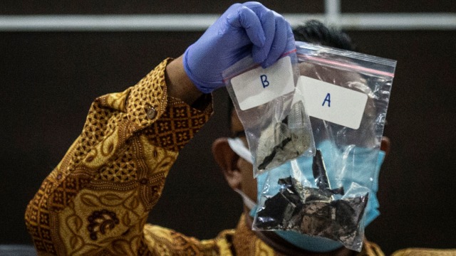 Komisioner Komnas HAM Mohammad Choirul Anam menunjukkan barang bukti berupa serpihan bagian mobil dalam peristiwa kematian enam laskar FPI di Kantor Komnas HAM, Jakarta, Senin (28/12). Foto: Aprilio Akbar/ANTARA FOTO