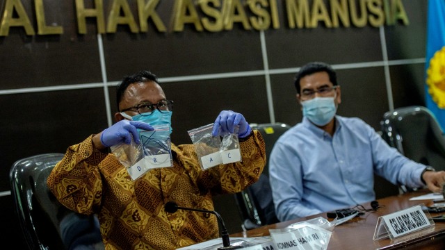Komisioner Komnas HAM Mohammad Choirul Anam menunjukkan barang bukti berupa serpihan bagian mobil dalam peristiwa kematian enam laskar FPI di Kantor Komnas HAM, Jakarta, Senin (28/12). Foto: Aprilio Akbar/ANTARA FOTO