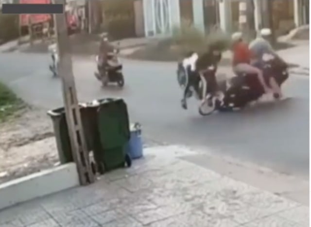 Viral pengendara motor putar balik sembarangan di jalan raya hingga menyebabkan kecelakaan. (Foto: Instagram/@smart.gram)