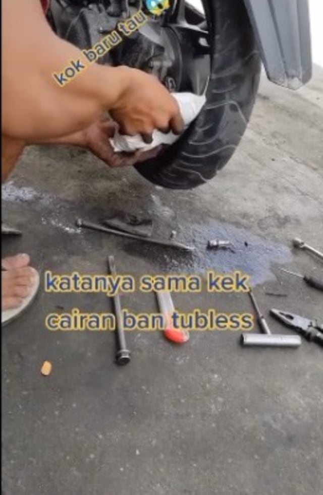 Viral penambal ban di Cirebon masukkan tepung tapioka ke dalam ban yang ditambal. (Foto: Facebook/grup Facebook Bekakas (Bergejil Suka Motor Bekas)) 