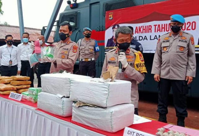 Wakapolda Lampung Brigjen Pol Subiyanto saat menunjukkan barang bukti tindak penyalahgunaan dan peredaran gelap narkoba selama tahun 2020, Senin (28/12) | Foto : Istimewa