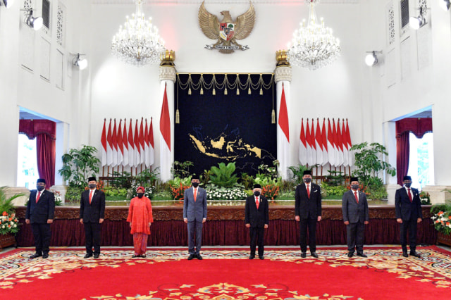 Presiden Joko Widodo didampingi Wakil Presiden Ma'ruf Amin berfoto dengan menteri yang baru dilantik. Foto: Agus Suparto/Setpres/Antara Foto
