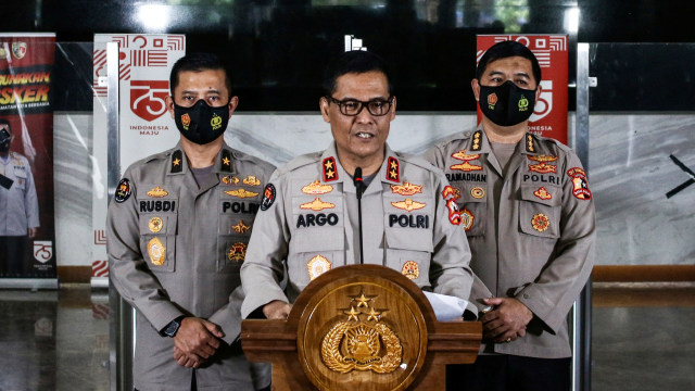 Kadivhumas Polri Irjen Pol Argo Yuwono (tengah) memberikan keterangan pers terkait kasus teroris Jamaah Islamiyah (JI), di kantor Bareskrim, Mabes Polri, Jakarta, Senin (28/12). Foto: Rivan Awal Lingga/ANTARA FOTO