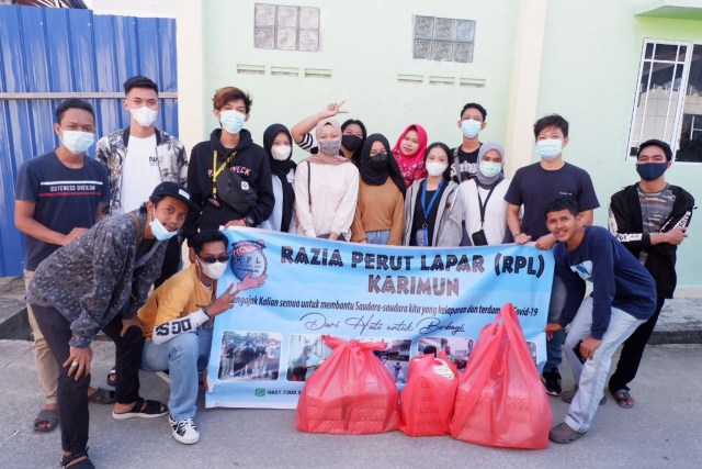 ﻿Sekumpulan pemuda di Kabupaten Karimun melaksanakan razia perut lapar. Foto: Istimewa