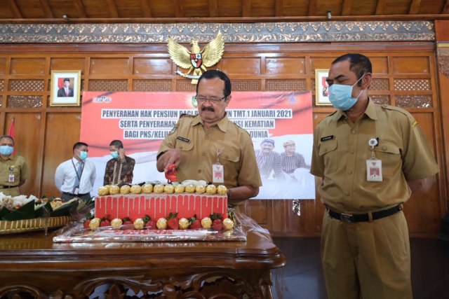 Wakil Wali Kota Solo Achmad Purnomo memotong kue ulang tahun di Pendhapi Gede Balai Kota Solo