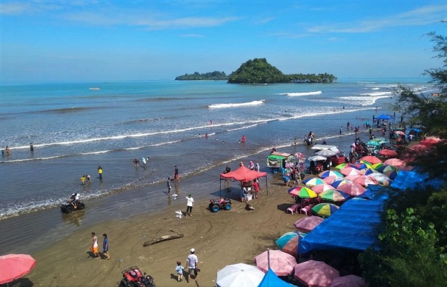 Objek wisata Pantai Air Manis Padang, Sumatera Barat. Foto: langgam