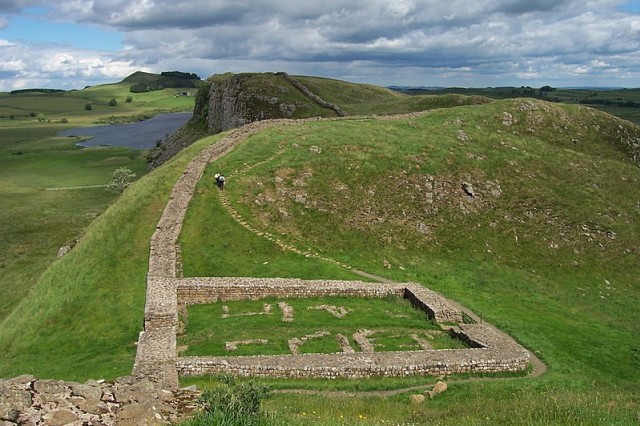 Tembok Hadrian. Sumber: Wikimedia Commons