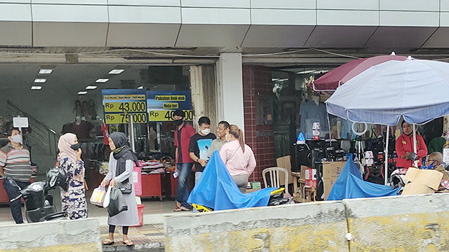 Aktivitas warga di pusat Kota Manado yang mulai abai menggunakan masker