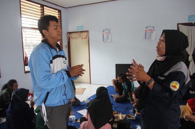 Ketua Komunitas Tuli Temanggung Bersenyum (TTB) Dwi Kusuma Wirawan berbincang menggunakan bahasa isyarat dengan Susi, seorang penerjemah bahasa isyarat. Foto:ari/Tugu Jogja