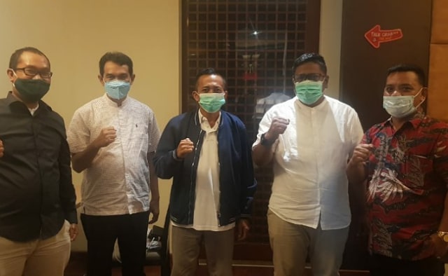 Cabup dan Cawabup Lombok Tengah terpilih, H Pathul Bahri dan HM Nursiah (Maiq Meres) bersama tim kuasa hukum, siap hadapi gugatan paslon lainnya di MK.