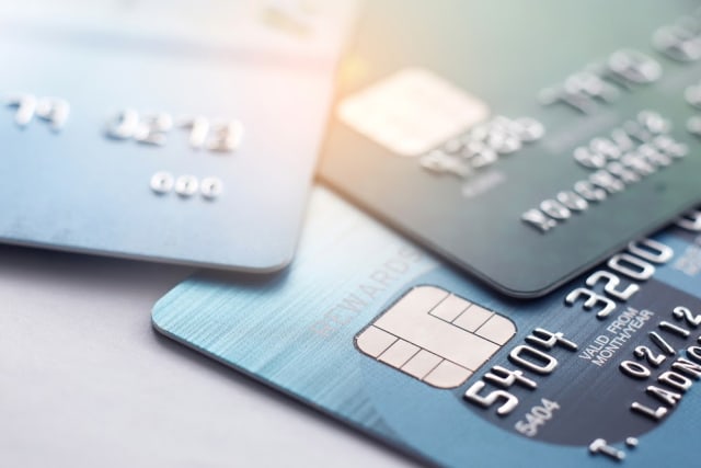 Ilustrasi kartu debit dan kredit. Foto: Shutterstock