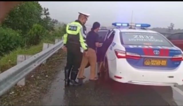 Ibu-ibu Bawa 2 Anak Jalan Kaki Lampung-Jakarta Lewat Tol Sambil Nangis (35380)
