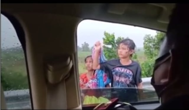 Ibu-ibu Bawa 2 Anak Jalan Kaki Lampung-Jakarta Lewat Tol Sambil Nangis (35381)