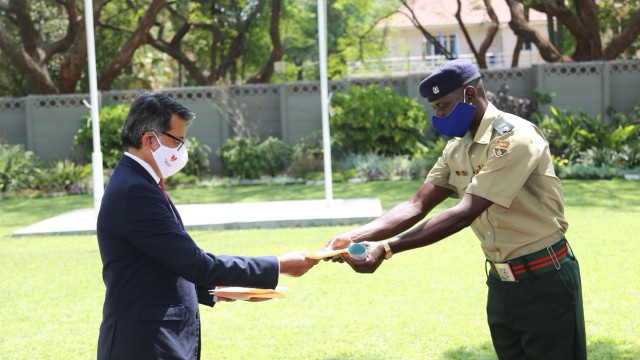 Penyerahan surat beasiswa S2 kepada perwakilan perwira Zimbabwe dari Dubes RI untuk Zimbabwe, Juniarta Sastrawan. Foto: KBRI Harare