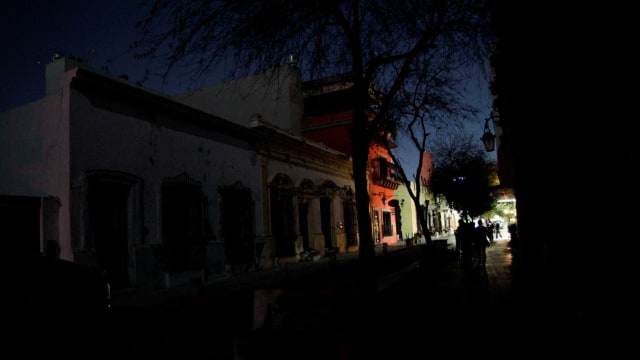 Orang-orang berjalan di jalan yang gelap saat terjadi pemadaman di jaringan listrik Meksiko yang menyebabkan 10,3 juta pengguna tanpa listrik hingga dua jam, di Monterrey. Foto: DANIEL BECERRIL/REUTERS