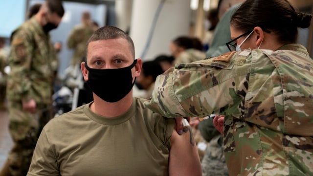 Seorang tentara Angkatan Udara AS mendapat vaksin virus corona di Pangkalan Udara Osan di Pyeongtaek, Korea Selatan, Selasa (29/12). Foto: U.S. Air Force/DVIDS/Handout via REUTERS