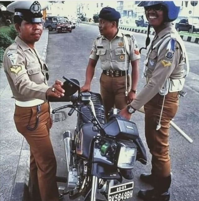 Viral dinas polisi zaman dulu sekitar tahun 1988 ramai dibahas warganet. Foto: Instagram/@perfectlifeid) 