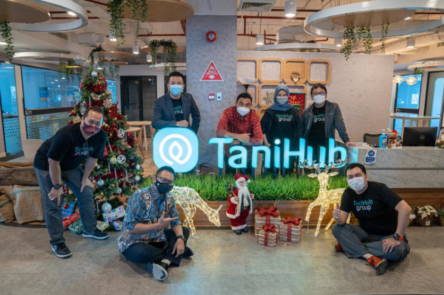 Sejumlah pegawai TaniHub berfoto di kantor mereka.  Foto: Dok. LPDB-KUMKM