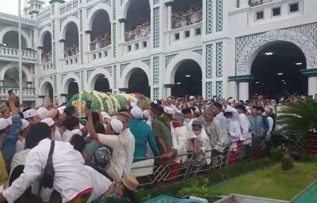 Ribuan pelayat antarkan Habib Hasan Assegaf ke liang lahat. Foto: Jatimnow