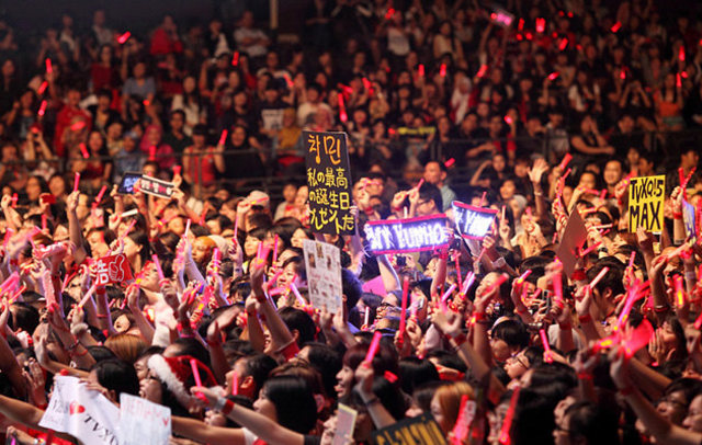 Fans Kpop yang semakin marak seiring berkembangnya  fenomena Korean pop