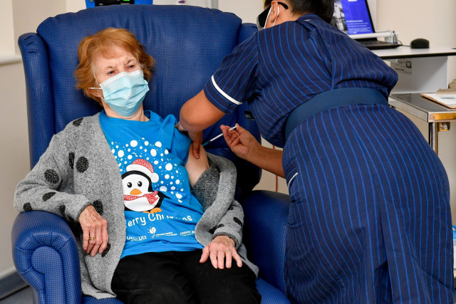 Margaret Keenan, pasien pertama di Inggris yang menerima vaksin corona Pfizer di Rumah Sakit Universitas, di Coventry, Inggris, pada 8 Desember 2020. Foto: Jacob King /Pool/REUTERS