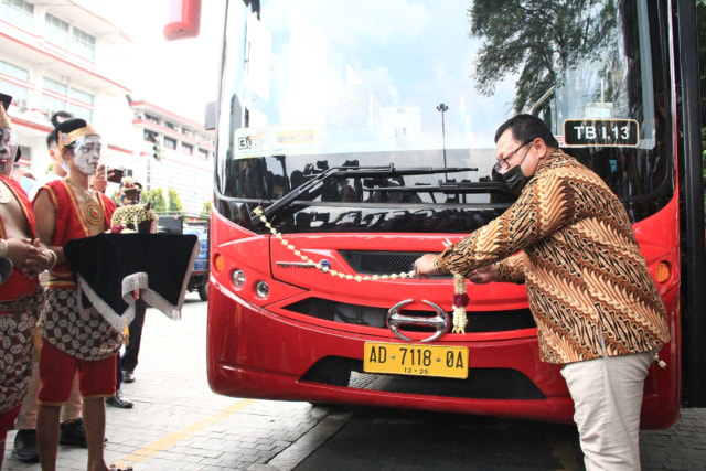 Benyerahan bantuan bus Batik Solo Trans dari Kementerian Perhubungan untuk Kota Solo