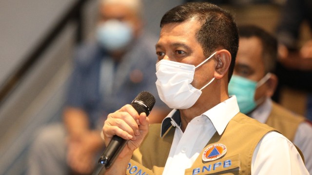 Kepala BNPB Doni Monardo memimpin rapat koordinasi penanganan COVID-19 di Bandara Soekarno-Hatta, Tangerang. Foto: BNPB